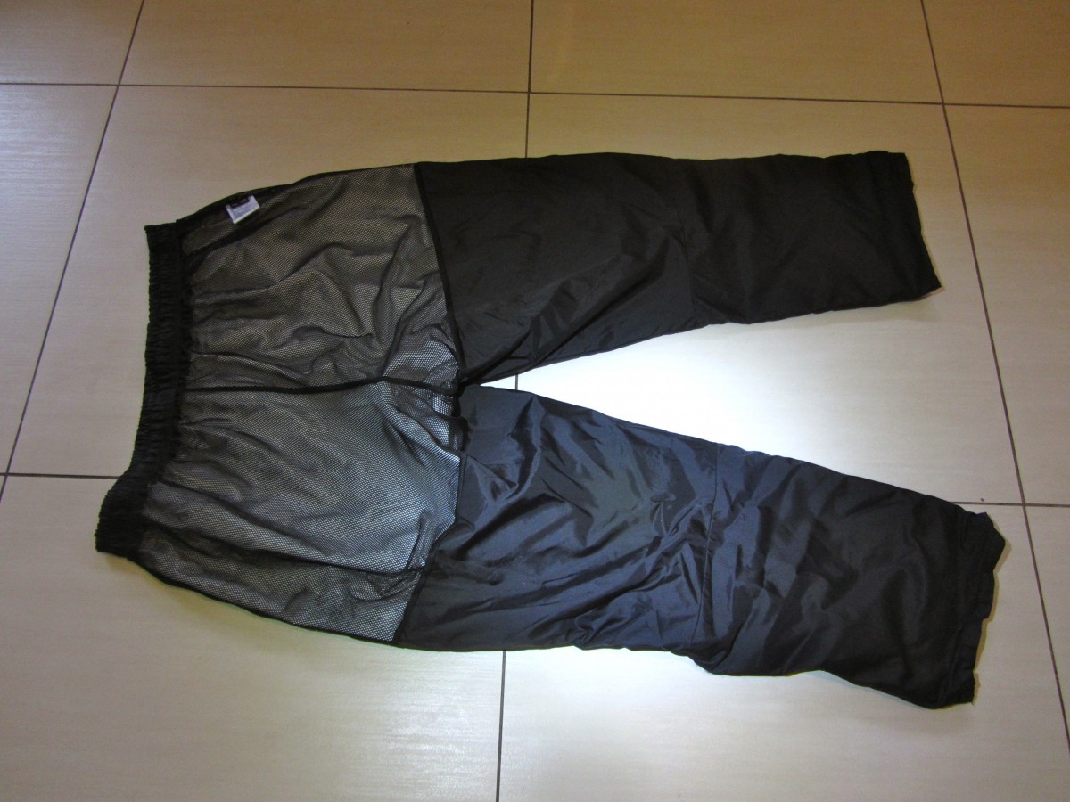 The inner shell showing mesh upper and lined lower to the legs.
