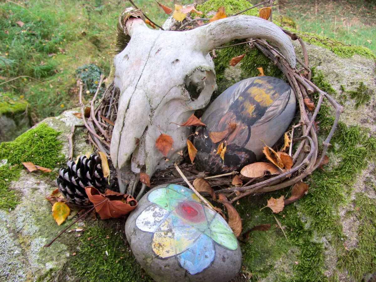 Sheeps skull and paintings at grave.