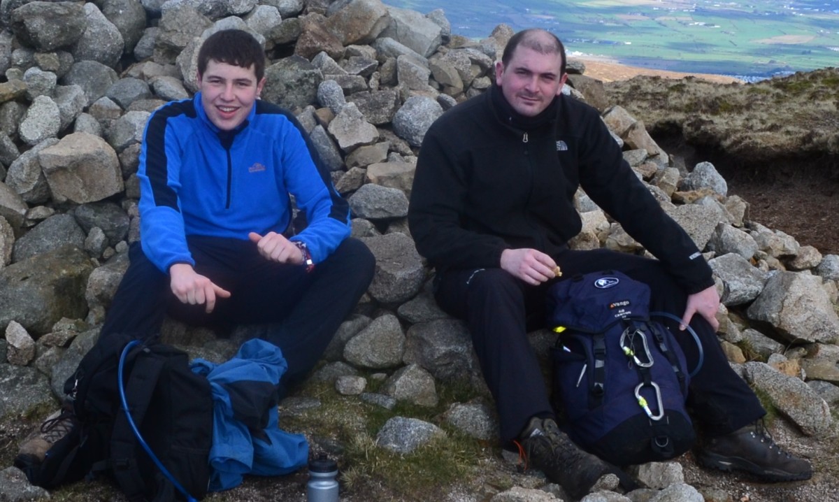 Mid-weight fleeces keep Oisin and Chris warm on their lunch stop